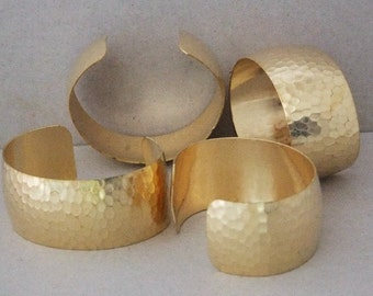 Bracciale in ottone grezzo martellato con polsini bombati da 1" confezione da 4
