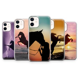 Könnte beinhalten: Fünf transparente Smartphone-Hüllen in einer Reihe, jede mit einer anderen Pferdesilhouette. Die Motive zeigen Pferde, die sich bei Sonnenuntergang am Strand aufbäumen, eine Gewitterkulisse mit Blitzen und eine Person mit einem Pferd.