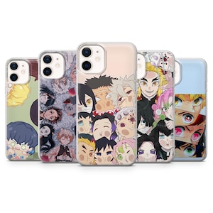Peut inclure: Une collection de cinq coques de smartphone transparentes présentant diverses illustrations de personnages d'anime. Les motifs incluent des portraits de style chibi, des groupes de personnages et des gros plans d'yeux aux couleurs vives.