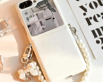 Custodia per telefono con bracciale di perle retrò per Samsung Galaxy Z Flip 8 7 FE 6 5 con ciondolo a fiocco bianco, antiurto e protettiva.