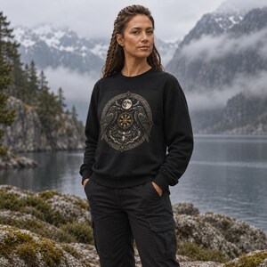 Sudadera con estampado de cuervo nórdico, cuello redondo con gráfico de la luna Vegvisir, regalo de cuervo de la mitología vikinga