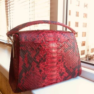 Handtas met handvat van echt rood pythonleer, handgemaakte luxe handtas, tas van exotisch leer, elegant cadeau voor haar