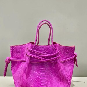 Sac à main élégant en cuir de python rose véritable, fait main, avec poignée supérieure. Un cadeau raffiné pour elle.