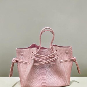 Sac à main élégant en cuir de python rose véritable, fait main, avec poignée supérieure. Un cadeau raffiné pour elle.