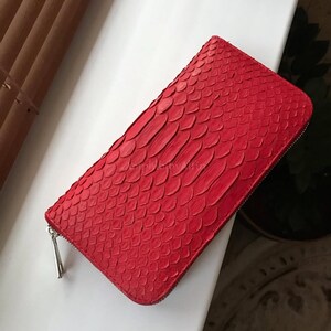 Portefeuille en cuir de python véritable, portefeuille zippé de luxe fait main, portefeuille long en cuir exotique, organiseur en cuir rouge pour homme image 4