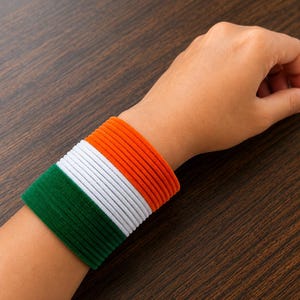 Set di bracciali indiani tricolore in vetro e velluto, gioielli per le feste nei colori zafferano, bianco e verde.