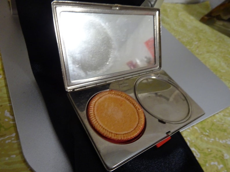 vintage Yardley compact, rouge and powder compact, 1930's image 3