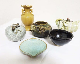 Asian ceramics salesman sample box, red silky box, orange velvet lining, six ceramics