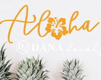 Pode incluir: Aloha com um gráfico de flor de hibisco amarela e três abacaxis na frente de uma parede branca. O texto "Dana Decals" está abaixo do gráfico.