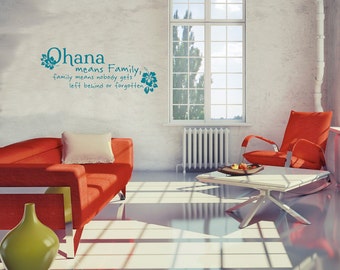 Puede incluir: Una calcomanía de pared de color turquesa con el texto "Ohana means Family, family means nobody gets left behind or forgotten." La calcomanía presenta dos flores de hibisco turquesas. La calcomanía se muestra en una pared blanca en un ambiente de sala de estar con un sofá rojo, un sillón rojo y una mesa de café blanca.