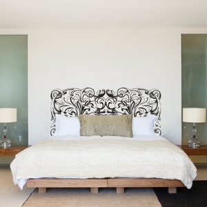 Cabecero con espirales ornamentados, marco de cama real, poste de cama - Calcomanía de pared, vinilos artísticos personalizados