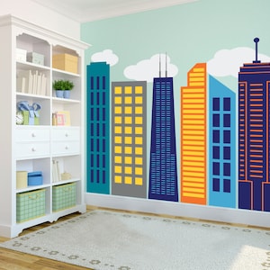 Puede incluir: Un adhesivo de pared de ciudad colorida con edificios azules, amarillos y grises. La calcoman&iacute;a presenta una variedad de estilos de edificios, incluidos rascacielos y edificios de apartamentos. La calcoman&iacute;a es perfecta para agregar un toque moderno a cualquier habitaci&oacute;n.