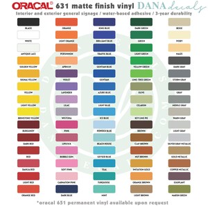 Puede incluir: Una carta de colores de 631 calcoman&iacute;as de vinilo mate de Oracal. La carta muestra 63 colores diferentes, incluyendo negro, blanco, rojo, azul, verde, amarillo, naranja, marr&oacute;n, gris y rosa. La carta est&aacute; etiquetada con el nombre de cada color y la marca Oracal.