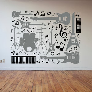 以下が含まれることがあります： ギター、ドラム、ト音記号など、楽器が描かれた白黒の壁用ステッカー。ステッカーには音符も含まれています。