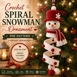 Op de afbeelding: Een gehaakte spiraalvormige sneeuwpop-ornament met een rode hoed, witte sneeuwvlok en rode sjaal. De tekst luidt: Crochet SPIRAL SNOWMAN Ornament, PDF PATTERN, INSTANT DOWNLOAD, STEP-BY-STEP PHOTO TUTORIAL, DETAILED INSTRUCTIONS, CLEAR PHOTOS, PERFECT GIFT IDEA, HANDMADE WITH LOVE.