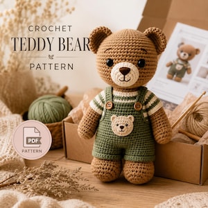 Op de afbeelding: Een gehaakte bruine teddybeer in een groene tuinbroek met een kleine berenkop-patch en een gestreept shirt. De beer heeft zwarte ogen en een geborduurde neus. De tekst op de afbeelding luidt CROCHET TEDDY BEAR PATTERN en PDF PATTERN.