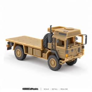 Peut inclure: Un modèle de camion militaire à plateau de couleur beige, doté d'une cabine avec trappe de toit, d'une roue de secours montée derrière la cabine et d'un plateau de chargement plat. Le véhicule a des roues et des rétroviseurs gris foncé. Texte : 4BBBB3dModels SCALE DETAIL REALISM.