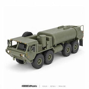 Peut inclure: Un modèle de camion-citerne militaire vert olive mat avec huit grands pneus noirs, une citerne cylindrique et une cabine détaillée. Le texte 4BBBB3dModels | SCALE | DETAIL | REALISM est imprimé en noir au bas de l'image.