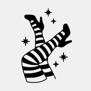 Op de afbeelding: Een zwart-witte grafische illustratie van een paar benen met gestreepte kousen en schoenen met hoge hakken. Het ontwerp is voorzien van vier kleine, vierpuntige sterren die rondom de benen zijn geplaatst op een effen achtergrond.