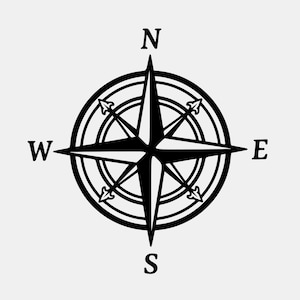 Op de afbeelding: Een zwart-witte grafische illustratie van een kompasroos met een centraal sterontwerp en vier hoofdpunten gelabeld met N, S, E en W. Het cirkelvormige embleem bevat concentrische ringen en vier kleinere pijlpunten als richtingaanwijzers.