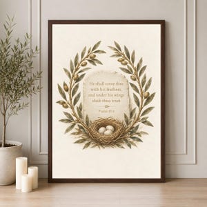 Può includere: Una stampa artistica da parete incorniciata con una tavoletta di pietra centrale recante il testo 'He shall cover thee with his feathers, and under his wings shalt thou trust Psalm 91:4'. La tavoletta è circondata da una corona d'ulivo.