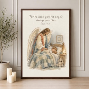 Könnte beinhalten: Ein gerahmter Kunstdruck mit einer Illustration eines Engels, der über einem Kind wacht, das in einem Bett mit einer blau-weiß karierten Decke schläft. Der Text lautet, For he shall give his angels charge over thee, Psalm 91:11, in dunkelbrauner Schrift.
