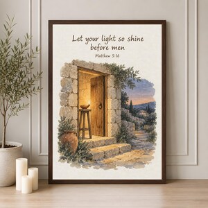 Puede incluir: Una impresión de arte enmarcada con una ilustración en acuarela de una entrada de piedra con una puerta de madera abierta, una lámpara de aceite encendida sobre un taburete y una vasija de barro. El texto dice: Let your light so shine before men, Matthew 5:16.