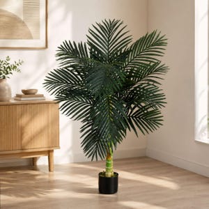 Puede incluir: Una palmera artificial alta con frondas plumosas de color verde oscuro que se extienden desde un tronco central texturizado. La planta está colocada en un recipiente cilíndrico negro sencillo que descansa sobre el suelo, mostrando un follaje realista.