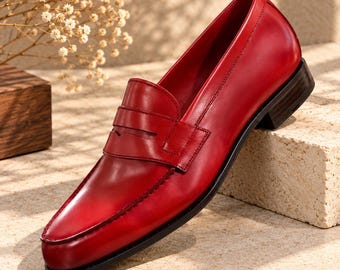 Mocassini da uomo in pelle di vitello rossa, mocassini penny loafers fatti a mano, scarpe eleganti classiche senza lacci, calzature formali per matrimoni, scarpe eleganti da lavoro