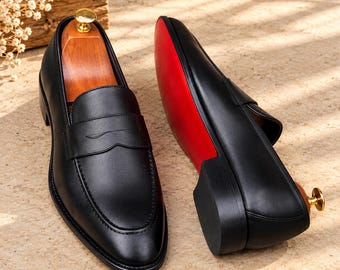 Handgemaakte zwarte leren penny loafers voor heren, klassieke instapschoenen, formele schoenen met rode zool, elegante schoenen voor zakelijke gelegenheden en bruiloften.