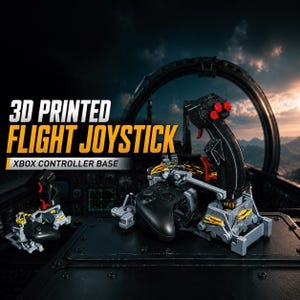 Puede incluir: Un joystick de vuelo impreso en 3D montado sobre una base de mando Xbox. El dispositivo cuenta con una empuñadura negra con botones rojos, un marco mecánico gris con bandas elásticas amarillas, sobre un fondo de cabina oscuro con texto.