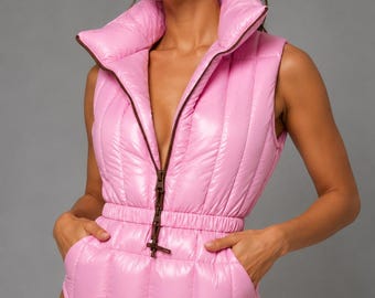 Body de nailon brillante y abullonado, prenda exterior acolchada con efecto mojado brillante.
