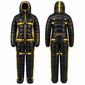 Op de afbeelding: Een zwart en geel geïsoleerd jumpsuit met een gewatteerde textuur, een capuchon en een ritssluiting over de gehele voorzijde. Het kledingstuk bevat verstelbare gele banden over de borst, taille en benen, met ritszakken op de mouwen.