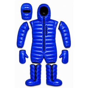 Op de afbeelding: Een felblauwe gewatteerde puffer-set bestaande uit een mouwloos vest met capuchon en rits, twee afneembare mouwen, twee wanten, twee laarzen met ritsen aan de voorzijde en een aparte bivakmuts, alles uitgevoerd met een glanzende afwerking.