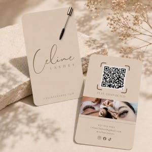 Könnte beinhalten: Zwei beige Visitenkarten für Celine Lashes. Eine Karte zeigt den Markennamen, eine Website-URL und ein Mascara-Bürstchen. Die andere Karte enthält einen QR-Code, den Text Stay Connected, Kontaktdaten, Social-Media-Symbole und Augenbilder.