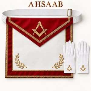 Puede incluir: Un delantal masónico blanco y rojo con bordados dorados, un emblema de escuadra y compás, y motivos de hojas de laurel. La palabra AHSAAB aparece sobre el delantal. Se incluye un par de guantes blancos con bordado dorado de escuadra y compás.