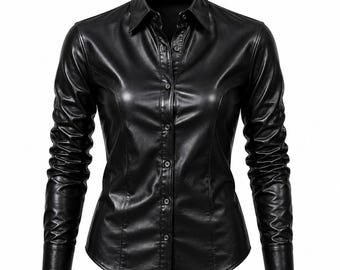 Puede incluir: Una camisa negra de manga larga con cuello en punta, que presenta un acabado liso y reflectante. La prenda tiene una tapeta de botones vertical central, costuras estructuradas en la parte delantera y puños ajustados en las mangas.