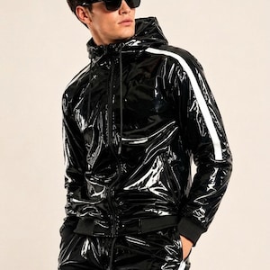 Svart herrträningsset med glansig PVC-huva och streetwear-vinyl