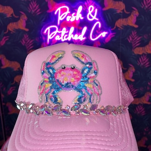 Casquette trucker rose crabe pailletée | Chapeau de plage glamour côtier | Chapeau pailleté à patch crabe | Joli cadeau de plage d'été pour femme | Style de la côte du golfe