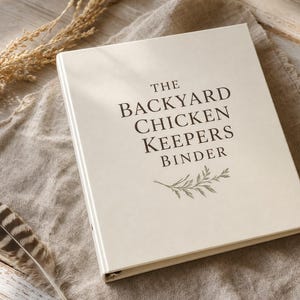 Op de afbeelding: Een crèmekleurige ordner met de tekst THE BACKYARD CHICKEN KEEPERS BINDER in donkerbruine letters op de voorkant, vergezeld van een kleine groene bladillustratie die onder de tekst is gecentreerd.