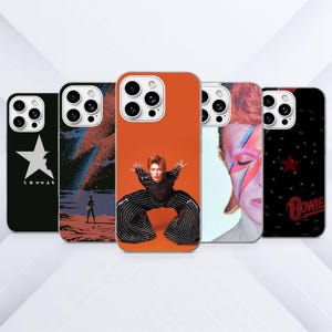Può includere: Cinque cover per smartphone con immagini di David Bowie. La prima è nera con una stella bianca. La seconda mostra una silhouette su un paesaggio colorato. La terza è arancione con una figura in abito a righe. La quarta mostra un volto con un fulmine. La quinta è nera con una stella rossa e la scritta Bowie.