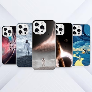 Può includere: Cinque cover per smartphone con design a tema spaziale. Le cover mostrano varie scene cosmiche, tra cui astronauti su superfici planetarie, buchi neri, nebulose e un paesaggio surreale con una casa e un sentiero, tutte con ritagli per fotocamera.
