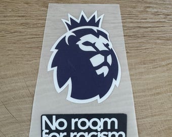 Écusson de manche Lion bleu marine | Premier League 2026-27 avec la barre « Tolérance zéro face au racisme » | Badge thermocollant pour maillot de football, taille adulte