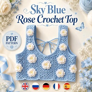 Puede incluir: Un top de ganchillo azul cielo con aplicaciones florales blancas de centro amarillo, escote redondo y tirantes finos para anudar. El texto dice Sky Blue Rose Crochet Top y PDF Pattern. El diseño presenta un patrón de puntos en cuadrícula.