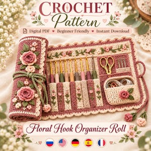 Könnte beinhalten: Eine Häkelanleitung für eine florale Häkelnadelrolle als digitaler PDF-Download. Die Rolle ist altrosa und cremefarben mit gestickten Blumenmotiven und enthält mehrere Häkelnadeln, eine goldene Schere und Nähnadeln.
