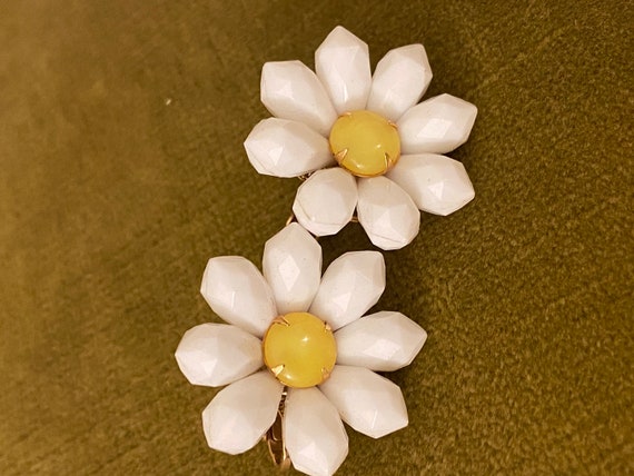 Vintage Beaded Daisy Clip On Earrings - image 7