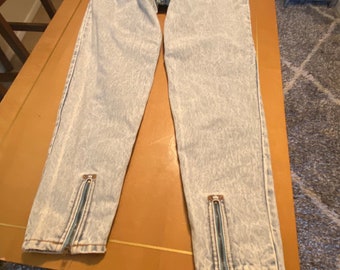 1980s Vintage Jordache High Waisted Light Acid Wash 100% Cotton Back Zipper Jeans Vintage Size 11 Modern Size Small To Medium 26.5 Waist