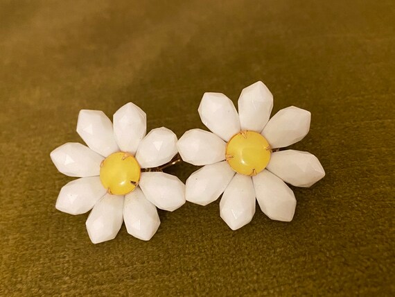 Vintage Beaded Daisy Clip On Earrings - image 10