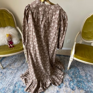 1970s Vintage Floral Print Plus Size Pairie Boho Cottagecore Style Maxi Dress Brown & Cream 51 Inch Bust Size 22 Or Smaller