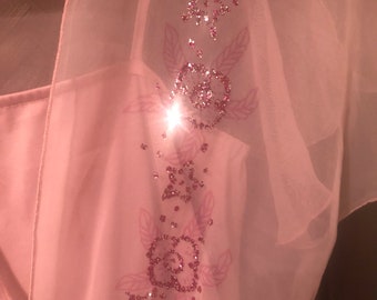 Rosa knälång 70-talsklänning med blommigt glittermönster